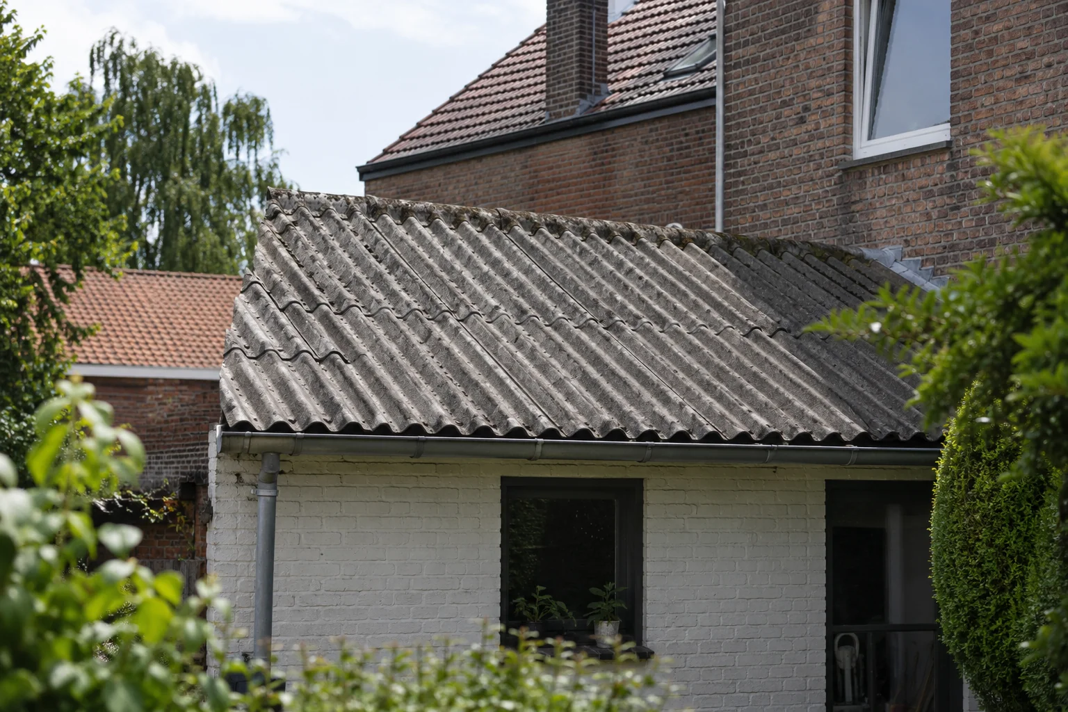 Oude vezelcement dakplaten vóór onderzoek op asbest